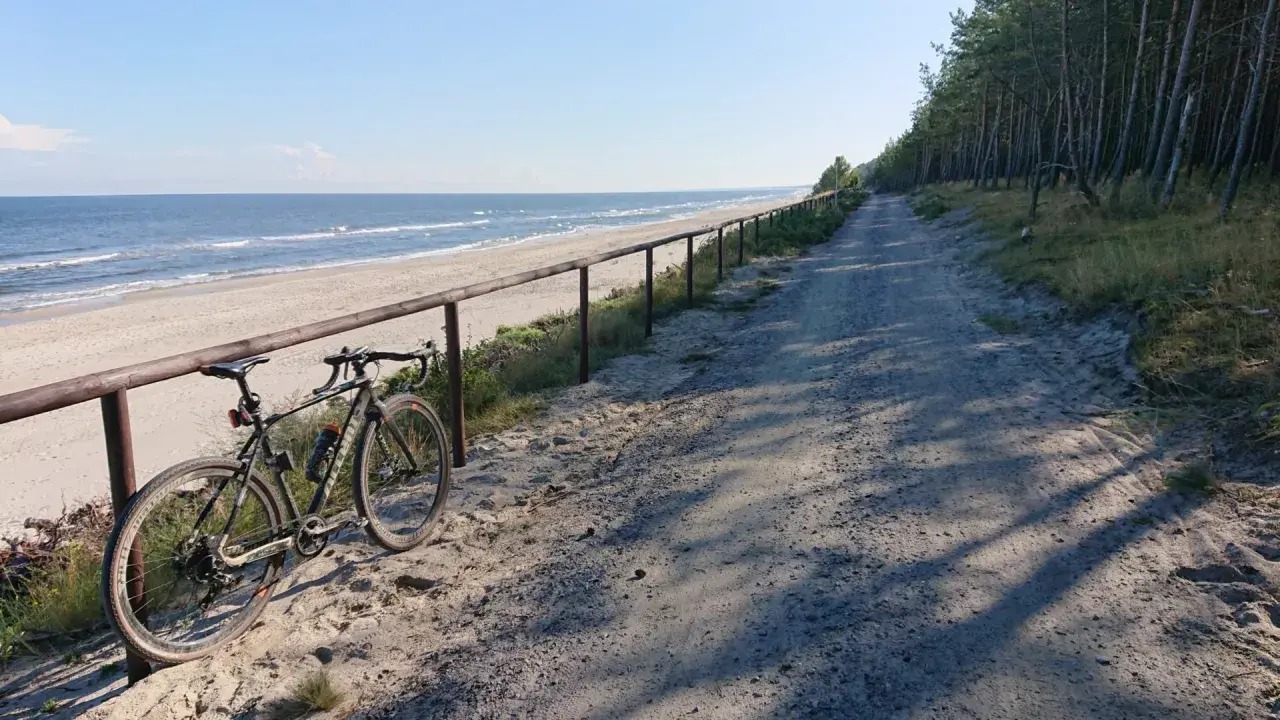 Rower czeka na przygodę na trasie rowerowej Mikoszewo Piaski. Piękny widok na morze i las.