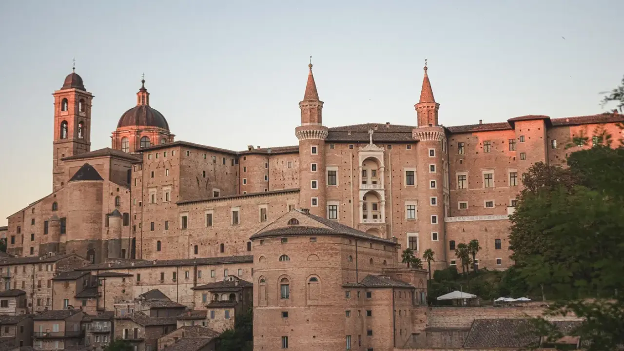 Palazzo Ducale di Urbino, uno dei borghi centro Italia da visitare, domina il paesaggio con la sua imponenza.