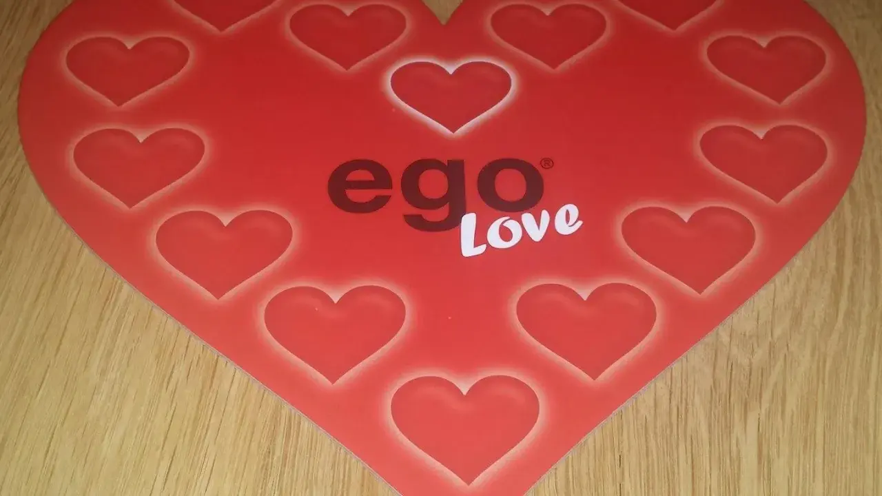 Czerwone serce z logo "ego Love" i mniejszymi serduszkami.