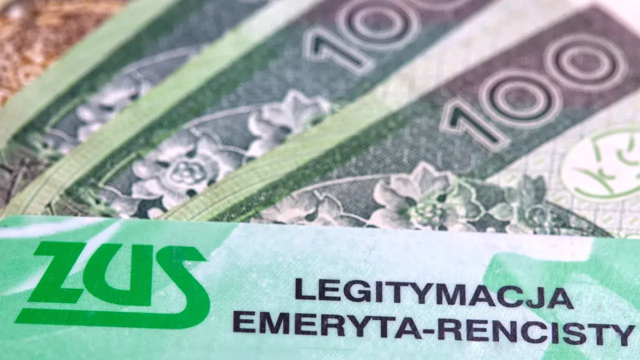ZUS to Zakład Ubezpieczeń Społecznych. Na zdjęciu widać legitymację emeryta-rencisty oraz banknoty 100 zł.
