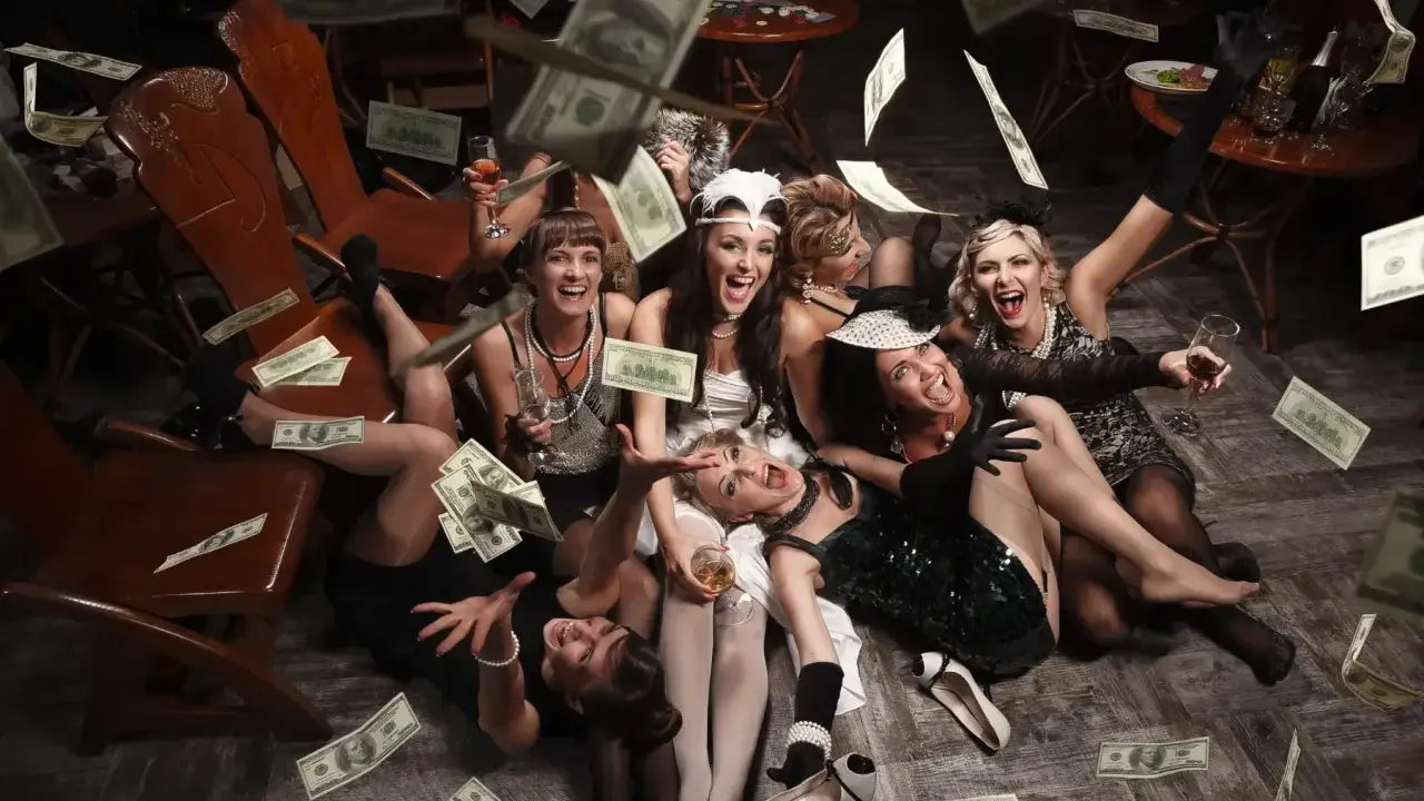 Mujeres celebrando con dinero volando, ¡parece que estas pruebas de despedida de soltera son un éxito total!