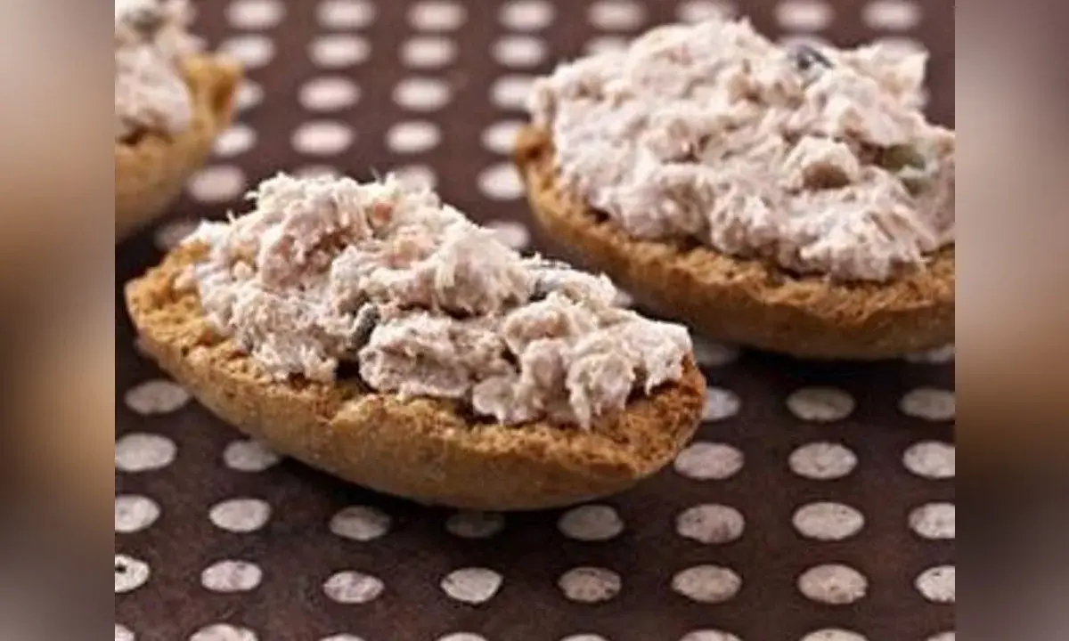 Petits toasts garnis de rillettes de maquereau, parfaits pour un apéritif savoureux.
