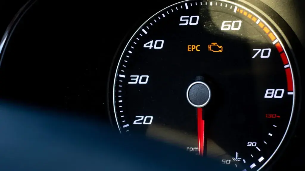 Check Engine: Co oznacza i czy możesz jechać? Poradnik eksperta