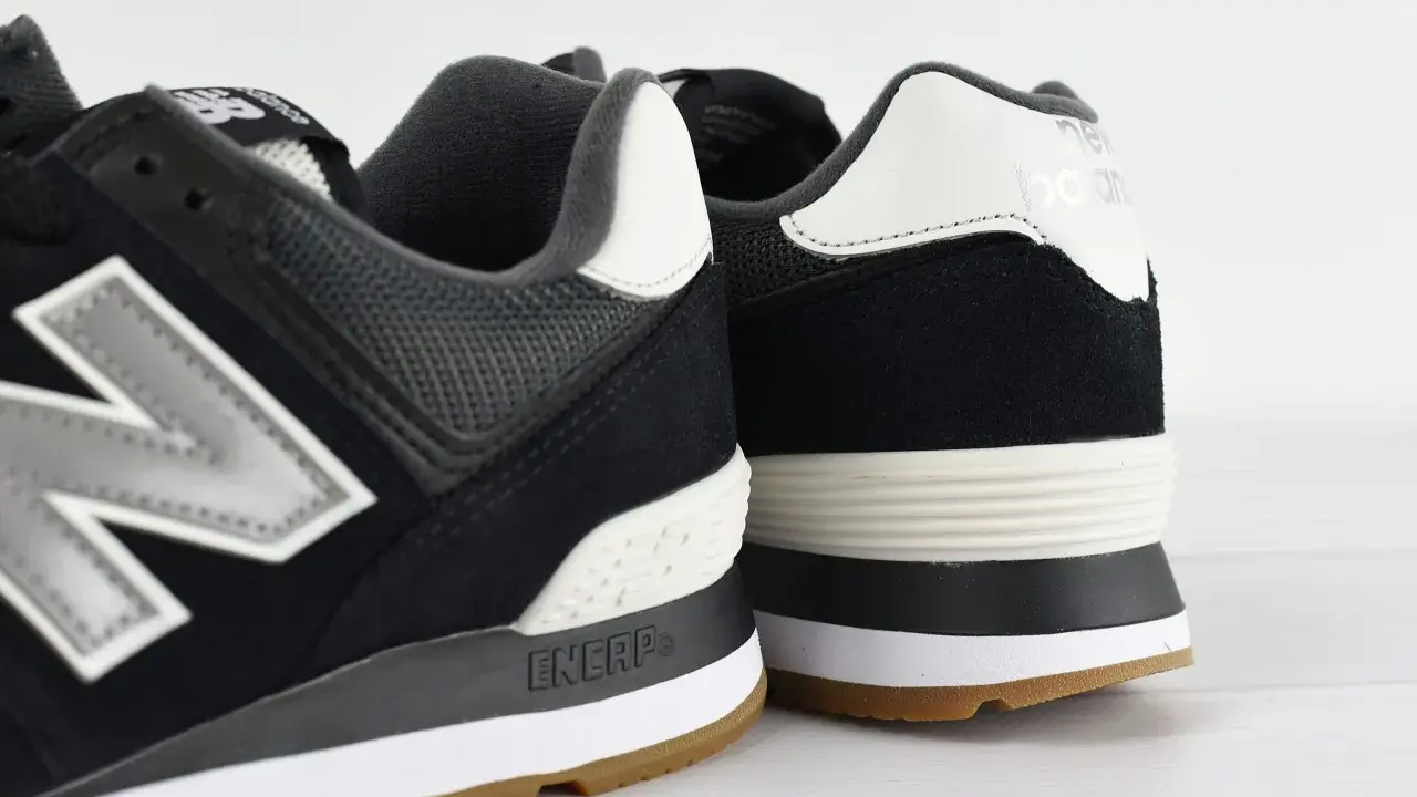 Schwarze Sneaker mit silbernem N-Logo und "ENCAP"-Schriftzug. Die Sohle ist weiß und gummiert. Vorsicht vor new balance fake!