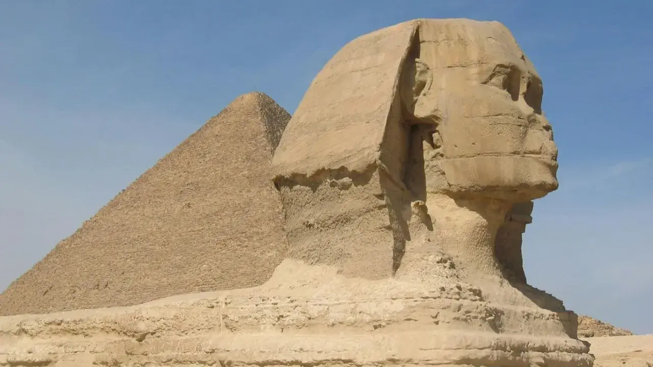 Sfinks och pyramid i Egypten. En resa hit kan vara en bra idé efter att ha tagit sitt vaccin.