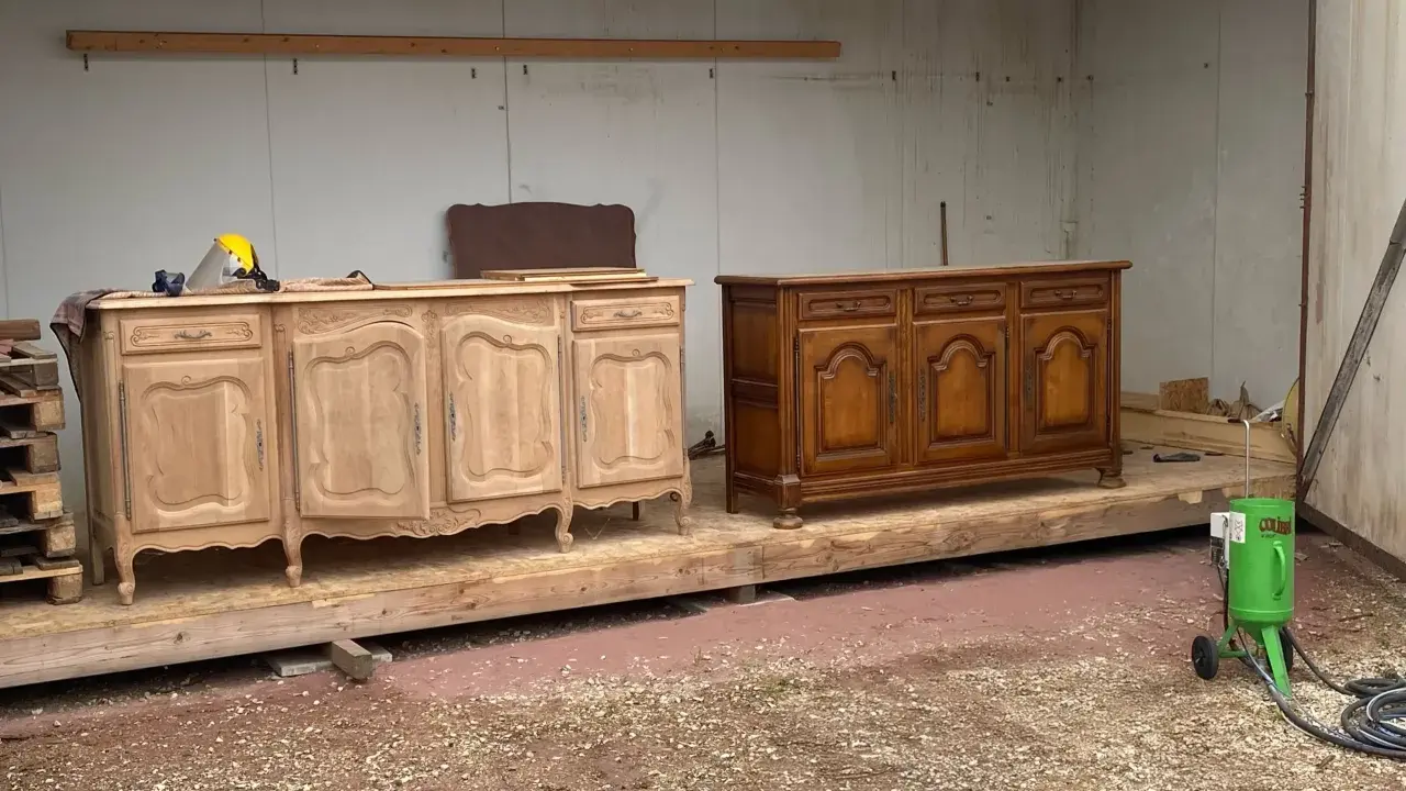 Deux commodes, l'une brute et l'autre vernie, sont présentées. Une question se pose : faut il poncer après aérogommage ? Un équipement vert est prêt à l'emploi.