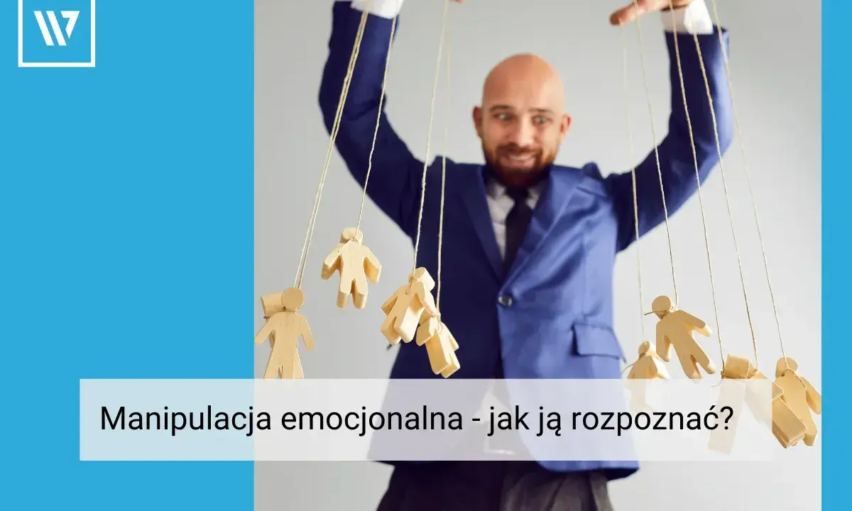 Mężczyzna w garniturze steruje drewnianymi ludzikami jak marionetkami. To przykład manipulacji w pracy, która może prowadzić do emocjonalnego wyczerpania.