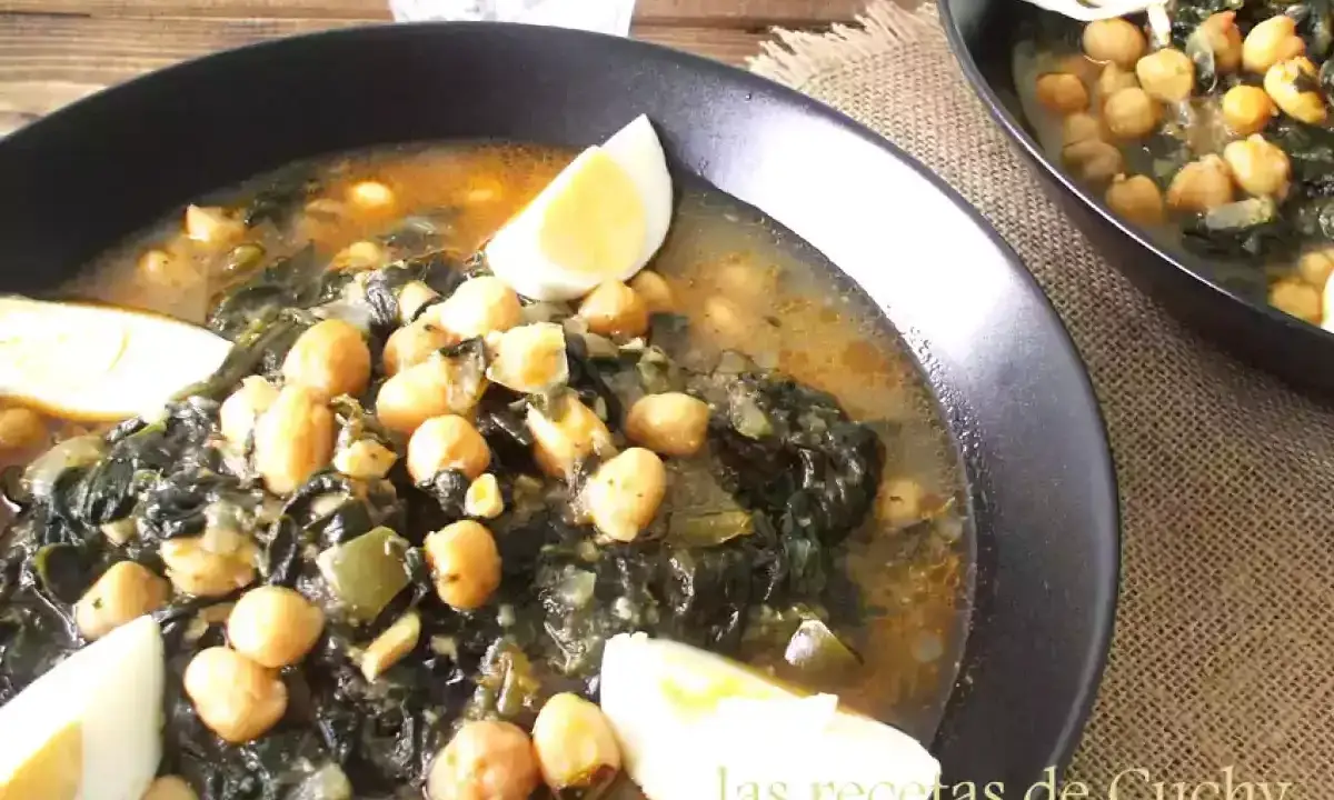 Un delicioso potaje de garbanzos con espinacas, adornado con huevo duro. ¡Se puede congelar para disfrutarlo más tarde!