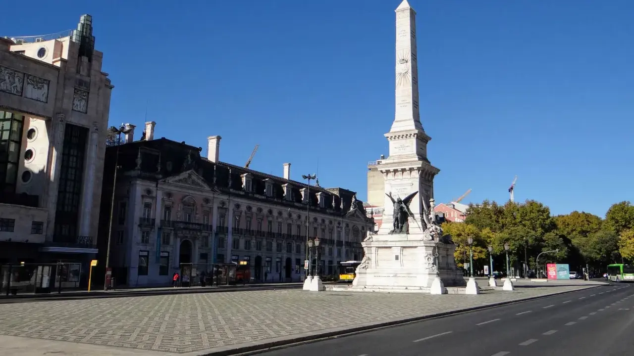 Denkmal der Restauratoren in Lissabon, mit Obelisk und Skulpturen.