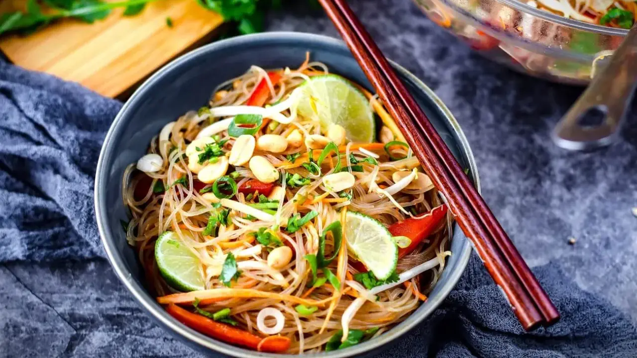 Schüssel mit Glasnudelsalat, Erdnüssen, Limette und knackigem Gemüse. Das Dressing macht ihn unwiderstehlich.