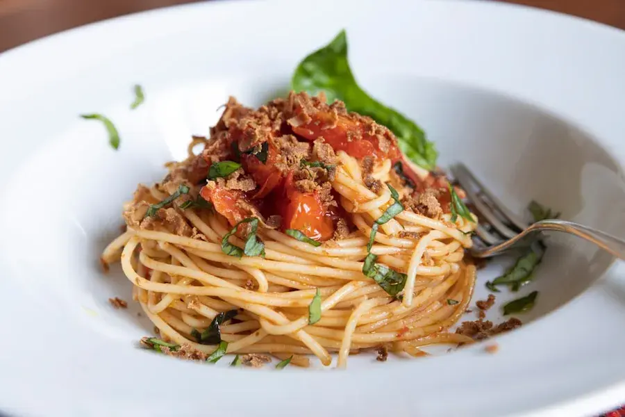 Ile kalorii ma spaghetti? Odkryj lekkie sposoby na ulubione danie