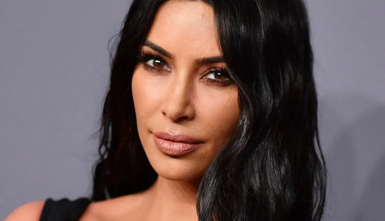 Kim Kardashian con un maquillaje que realza sus ojos hundidos, con sombras oscuras y delineado marcado.