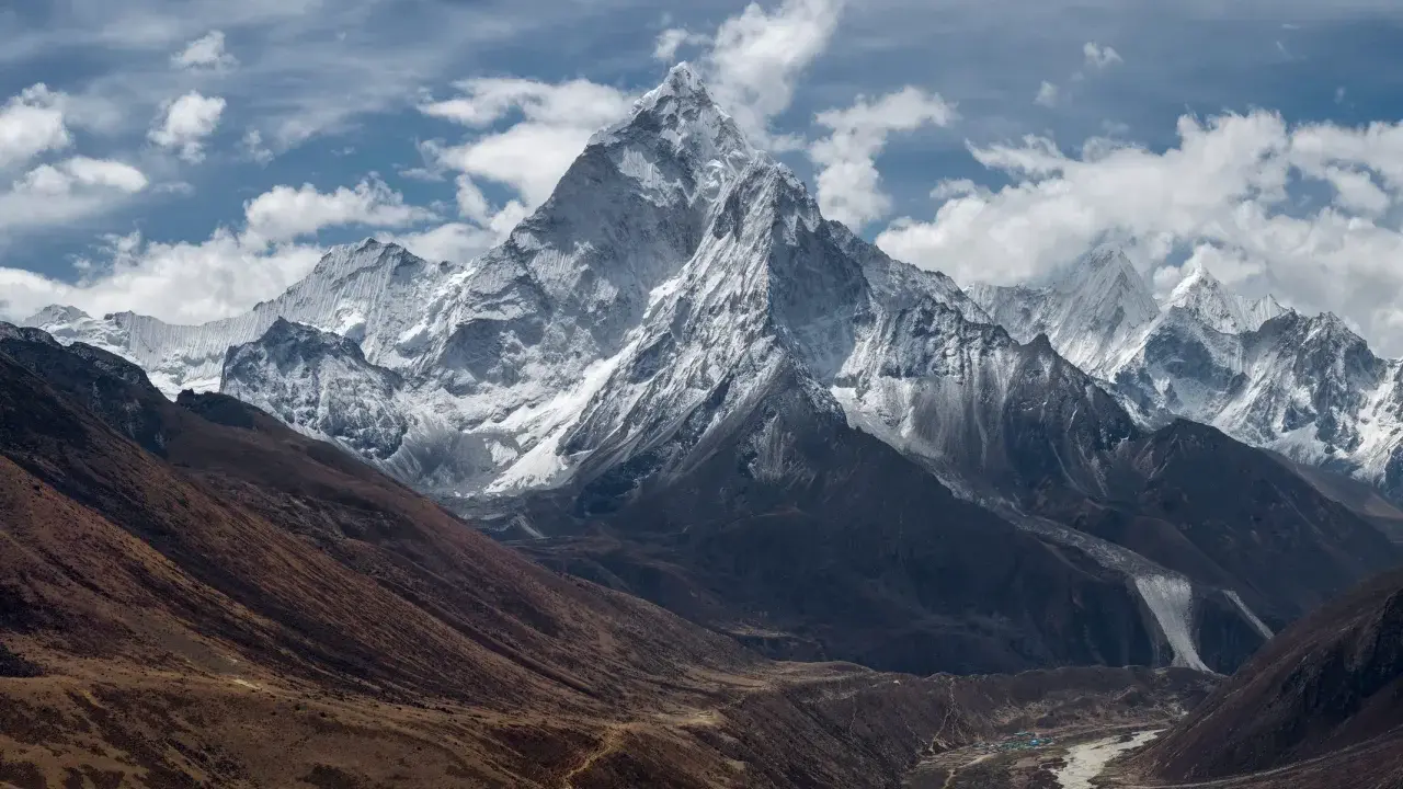 Majestatyczny szczyt Ama Dablam w Himalajach, który choć nie jest tak wysoki jak Mount Everest, zachwyca swoim kształtem.