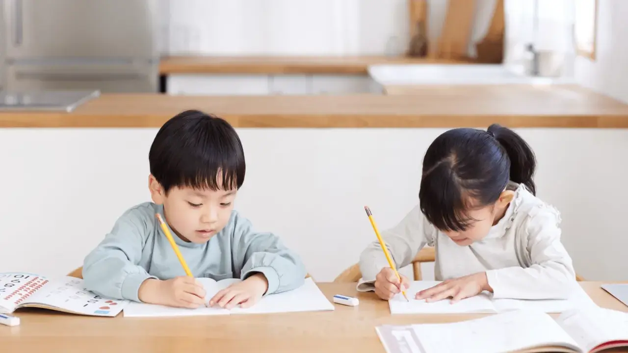 Bambini studiano insieme, un esempio di peer tutoring cos'è: imparare l'uno dall'altro.