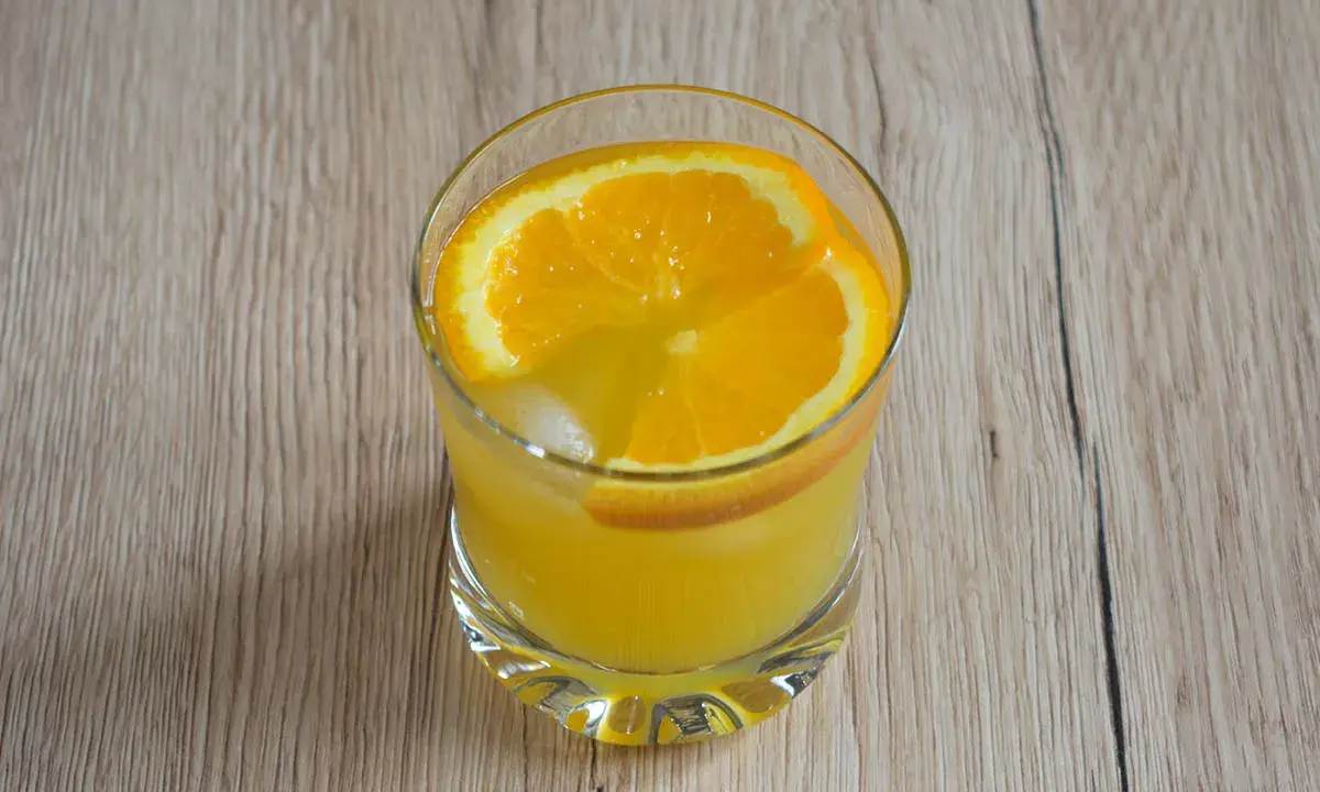 Whisky z colą: Kaloryczność i sekret na -100 kcal w drinku