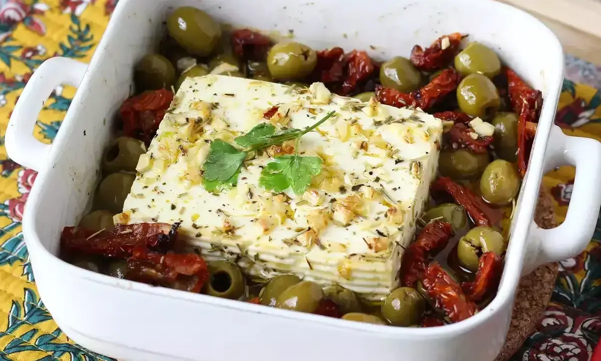 Ugnsbakad feta med oliver och soltorkade tomater, ett perfekt snabb lunch recept.