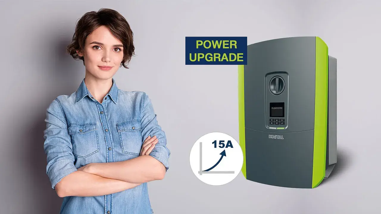 En kvinna med armarna i kors bredvid en KOSTAL Plenticore Plus 10 växelriktare, som symboliserar en "Power Upgrade" med en graf som visar 15A ökning.