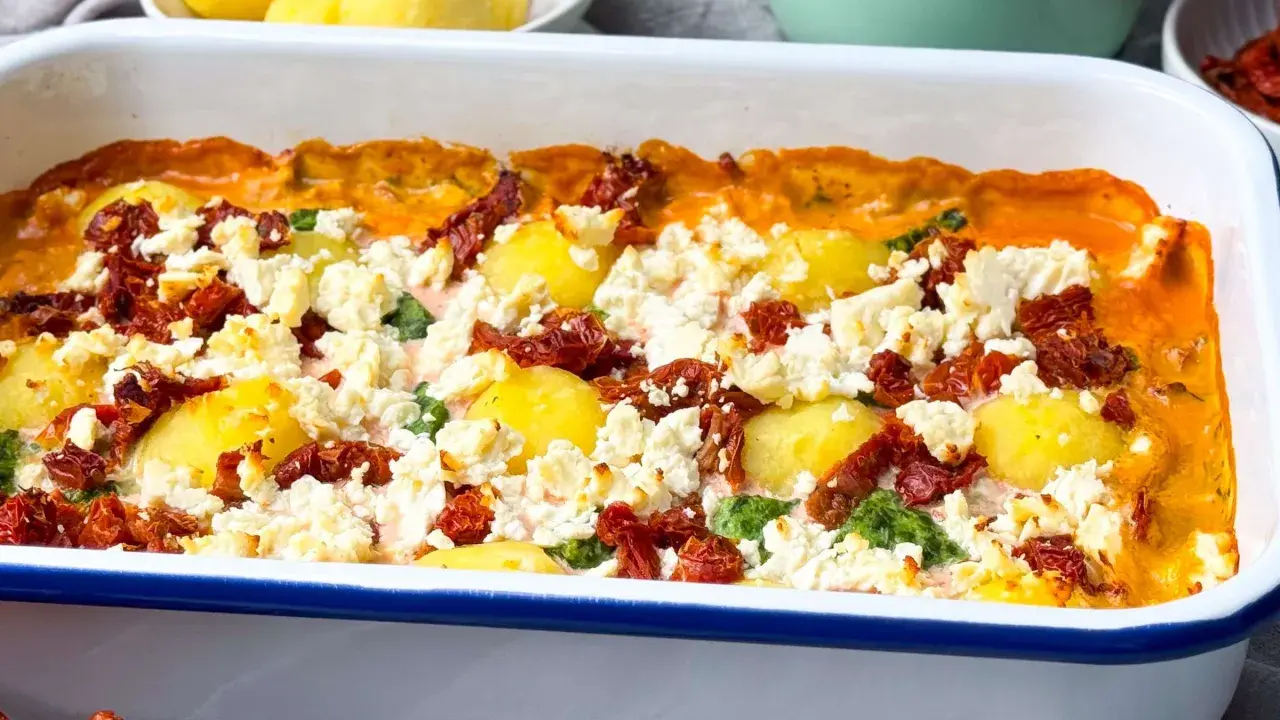 Herzhafter griechischer Spinat Feta Auflauf mit Kartoffeln und getrockneten Tomaten, frisch aus dem Ofen.