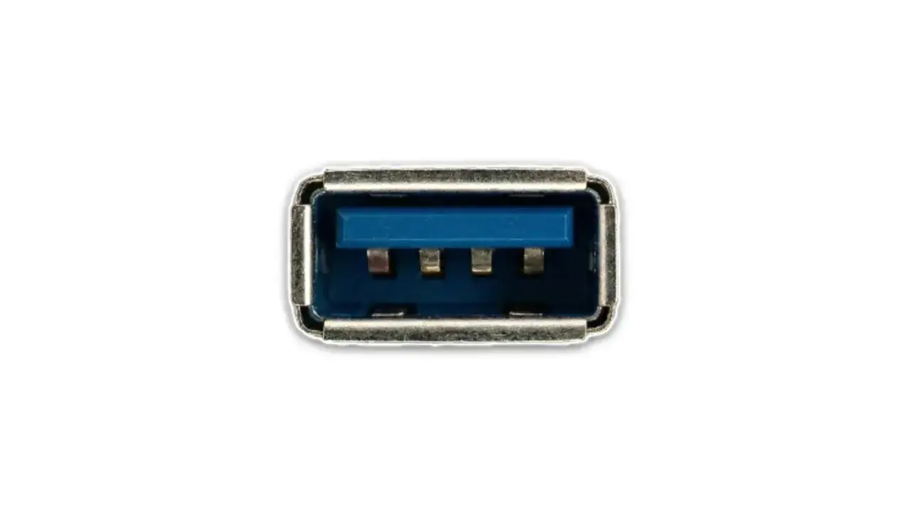 Port USB 3.0 avec son intérieur bleu distinctif, un indice visuel du code couleur USB pour une connexion rapide.