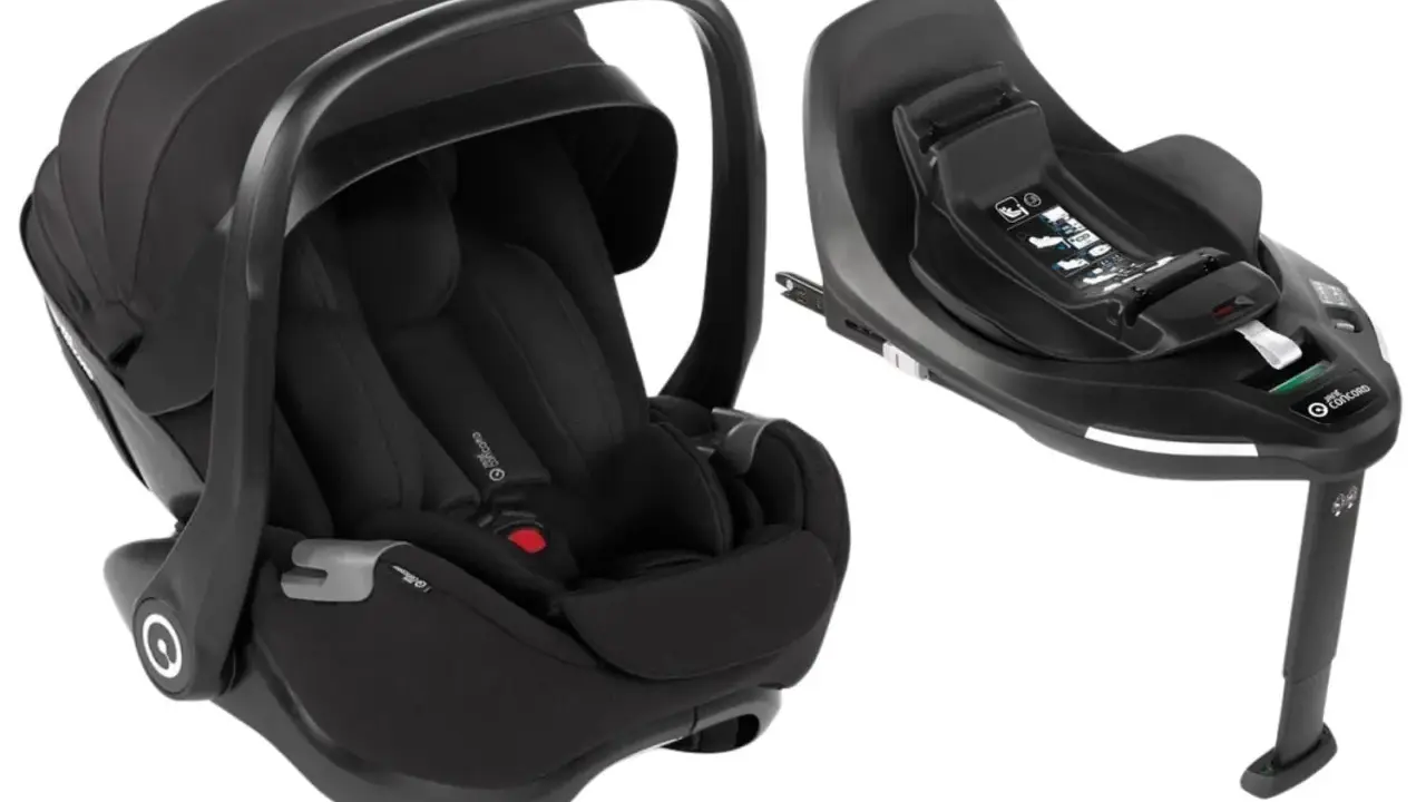 Czarny fotelik samochodowy Concord Transformer z bazą ISOFIX.