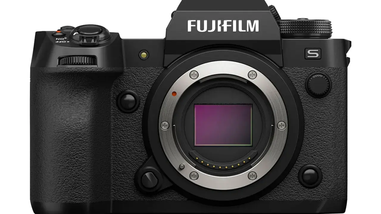 Czarny aparat Fujifilm xh2s z metalowym bagnetem obiektywu i widocznym sensorem.