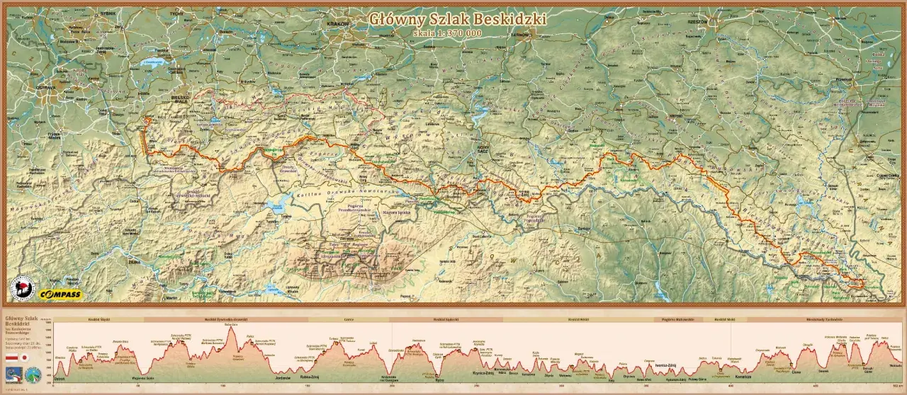 Mapa turystyczna z zaznaczonym czerwonym szlakiem beskidzkim, biegnącym przez góry od zachodu na wschód.
