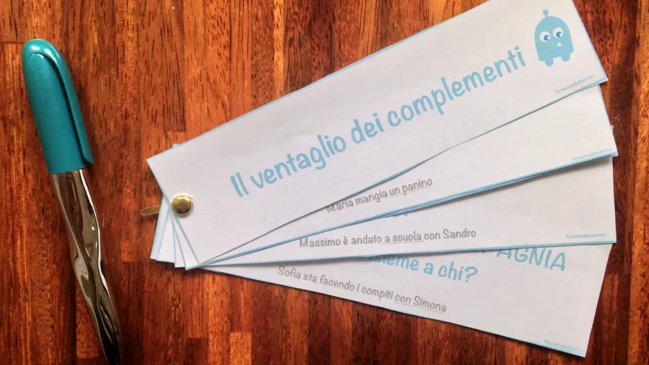 Un ventaglio di fogli con frasi per esercitarsi con i complementi. Un'idea creativa per imparare divertendosi.
