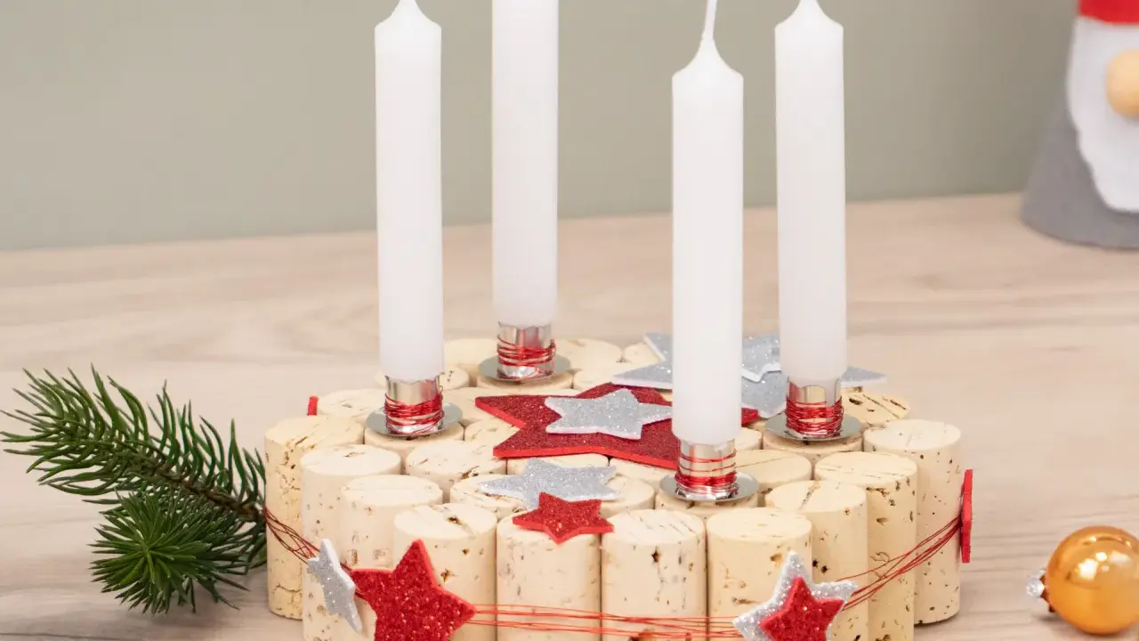 Selbstgemachter Adventskranz aus Korken mit vier Kerzen, Tannenzweig und Glitzersternen. Perfekt zum Adventskranz basteln mit Kindern.