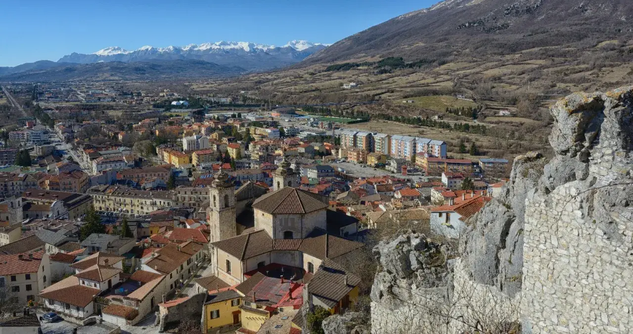 Panoramica di Castel di Sangro, con montagne innevate sullo sfondo. Scopri cosa vedere in questo borgo abruzzese.