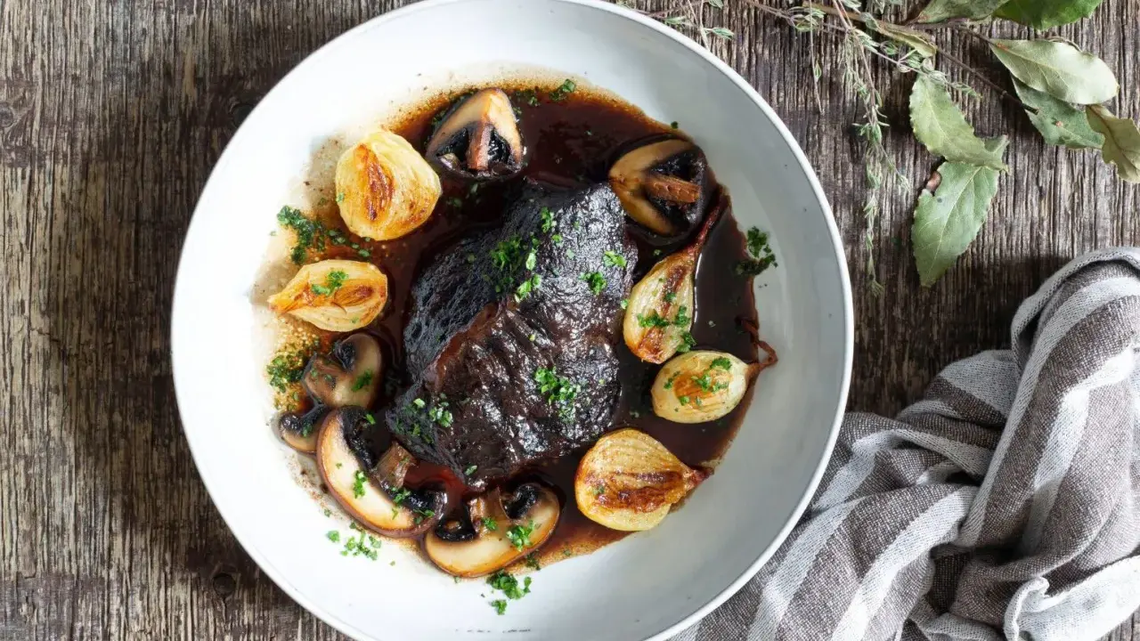 En mustig oxkind i mörk sås med champinjoner och karamelliserad lök. Ett perfekt oxkind recept för en mysig middag.