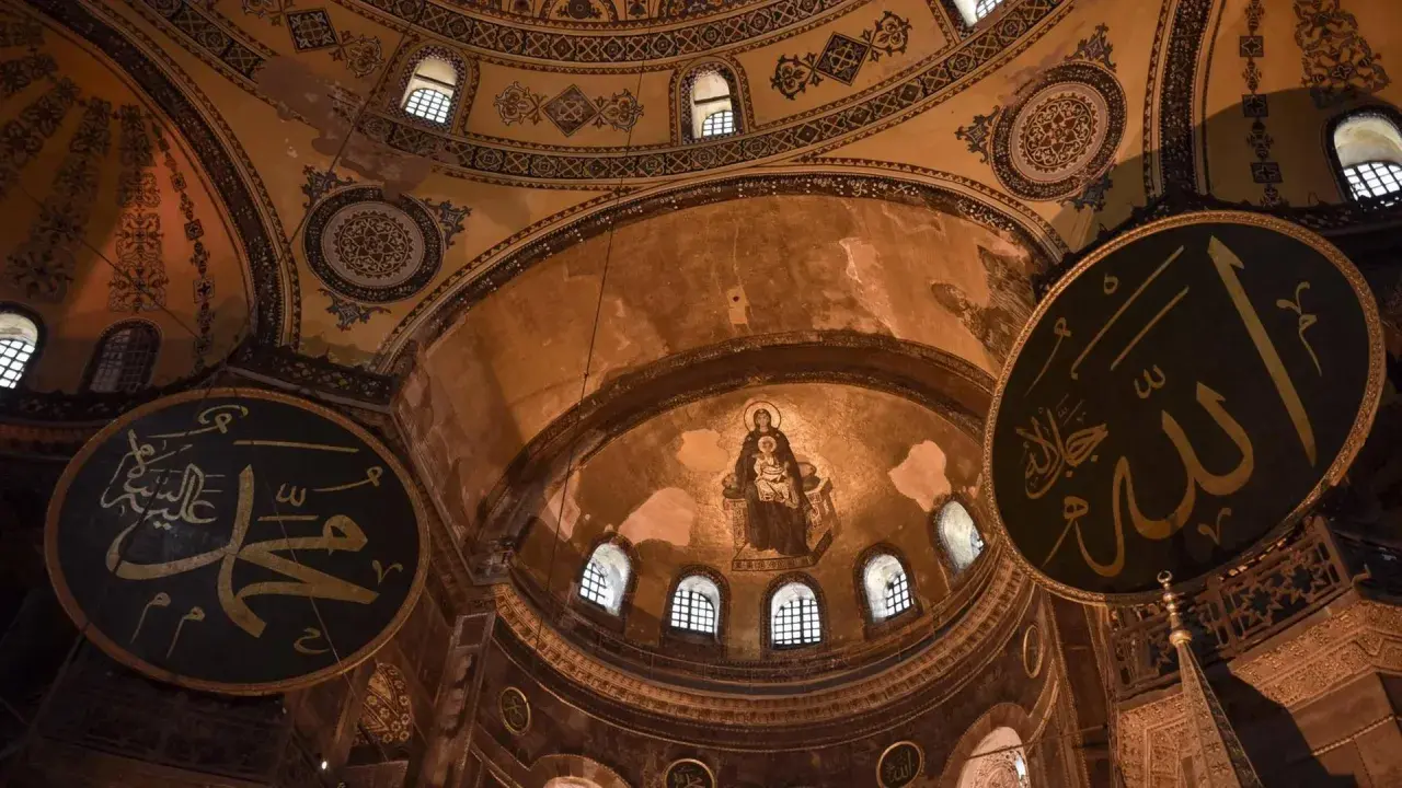 Imposante Kuppel mit islamischer Kalligrafie, die Allah und Mohammed ehrt. Ein Mosaik der Jungfrau Maria und des Kindes erinnert an die Geschichte des Ortes, wo einst der Engel Gabriel im Islam eine Rolle spielte.