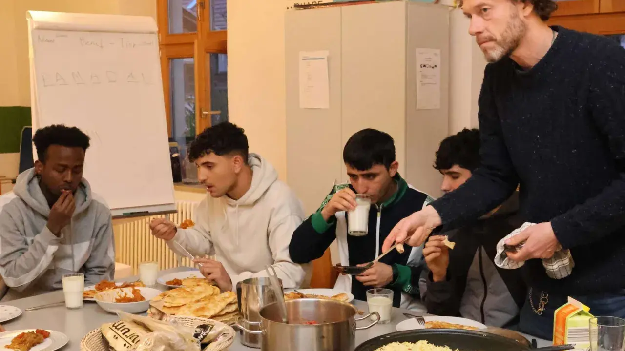 Männer essen gemeinsam während des Ramadans. Auf dem Tisch stehen Reis, Brot und Getränke.