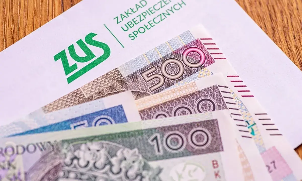 Koperta ZUS z banknotami 100, 200 i 500 zł. Nadzieja na dodatkowe środki, być może 13. emerytury.