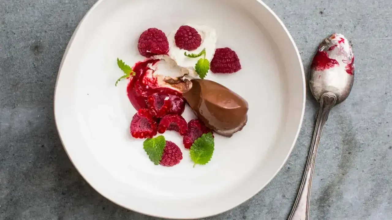 Chokladpudding med hallon och mynta. Ett perfekt recept för dig som älskar choklad.