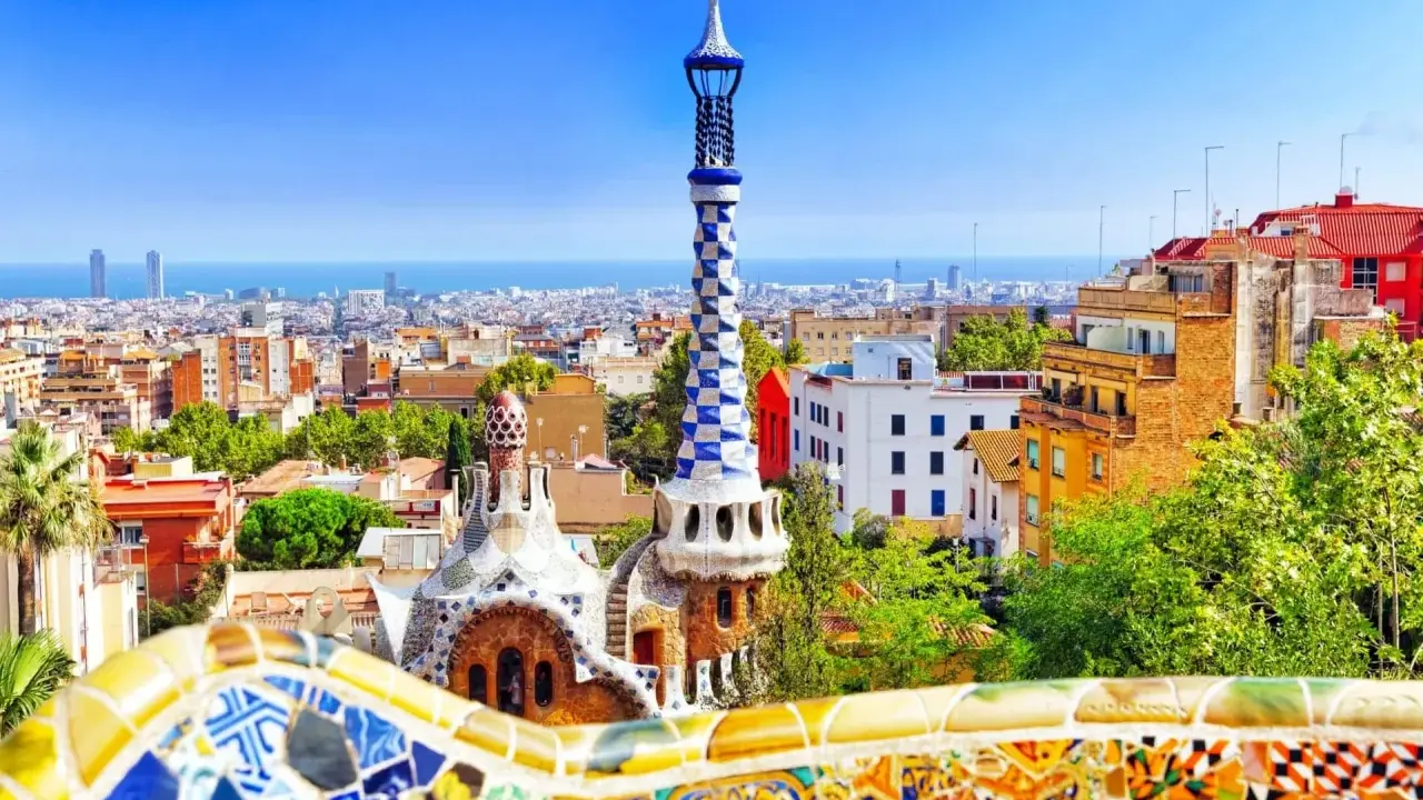 Kolorowe mozaiki i bajkowe budowle Parku Gaudiego, z widokiem na Barcelonę. Warto kupić park gaudiego bilety online.