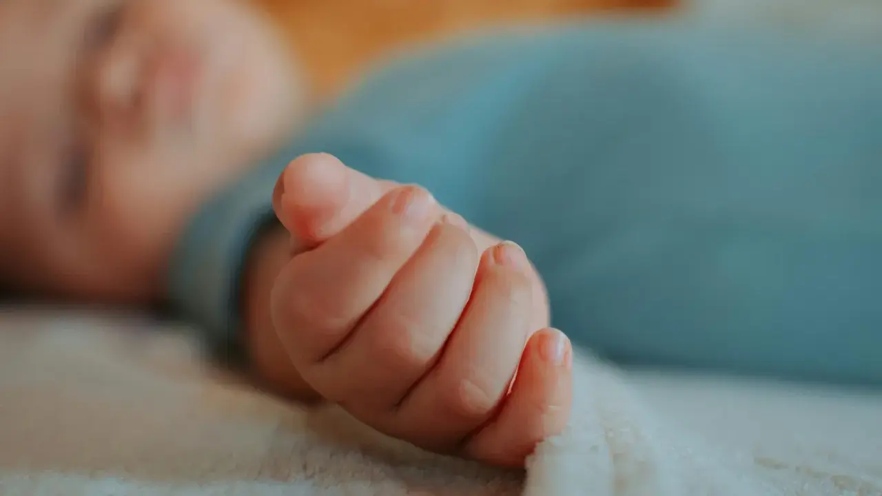 Mano de bebé dormido, parte de un ciclo sueño bebé.