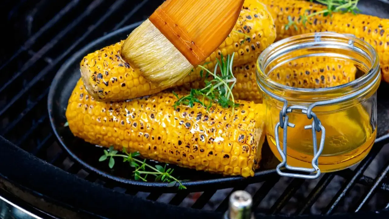 Grilla majskolv på grillen, pensla med smält smör och garnera med färska örter. En härlig sommardessert!