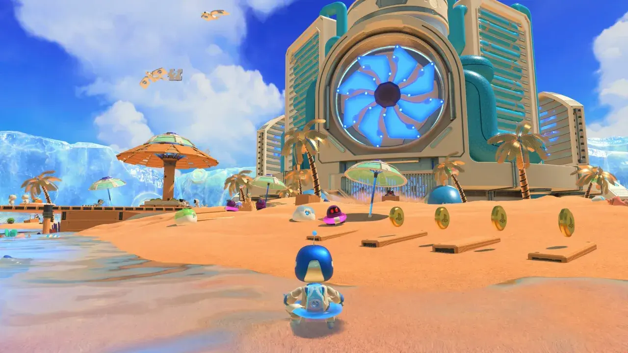 Astro playroom na plaży. Robot w kółku do pływania, monety i urocze stworki na piasku. W tle futurystyczny budynek z wielkim niebieskim wentylatorem.