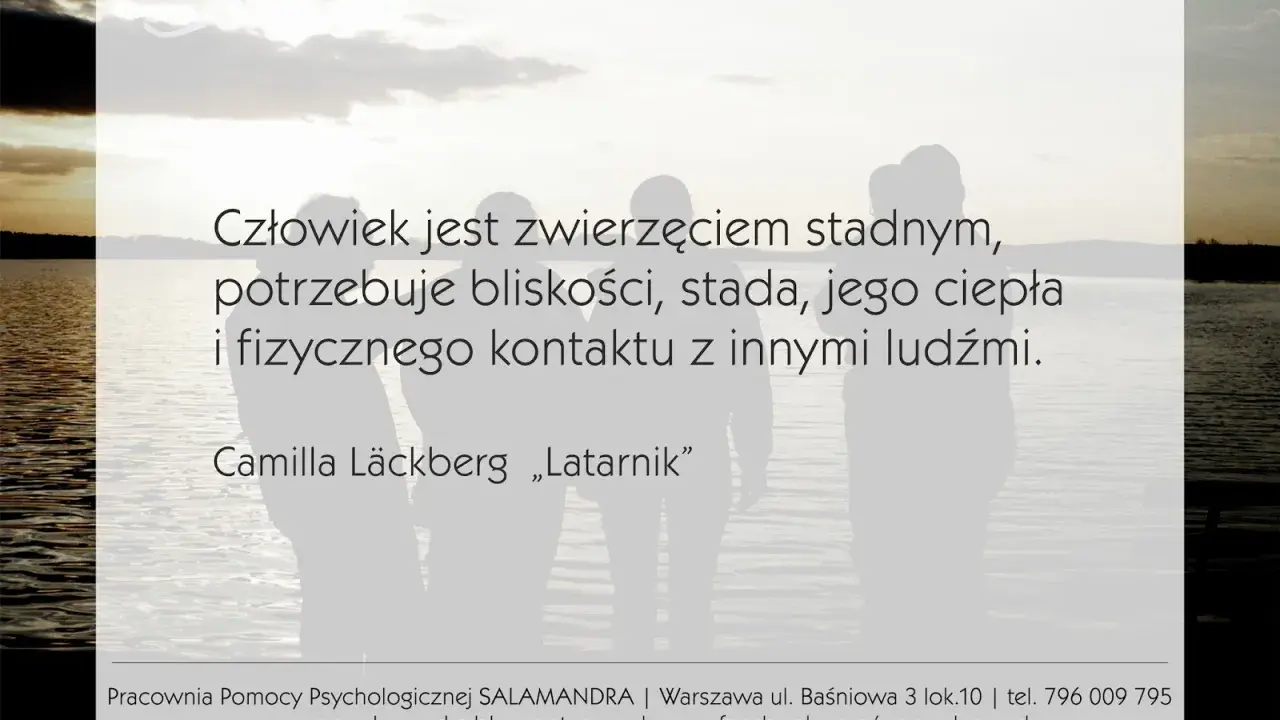 Ludzie potrzebują bliskości, by uniknąć samotności. Cytat z "Latarnika" Camilli Läckberg.