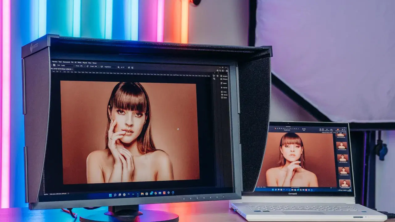 Dwa monitory pokazują portret kobiety. Większy monitor EIZO wyświetla obraz w rozdzielczości 2k, a obok laptop ConceptD.