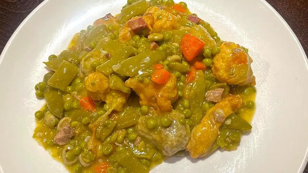Guiso de judías verdes, guisantes y trozos de carne, un plato que evoca la comida típica de Palencia.