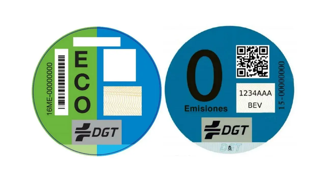 Dos pegatinas de la DGT para vehículos eco: una con "ECO" y otra con "0 Emisiones".