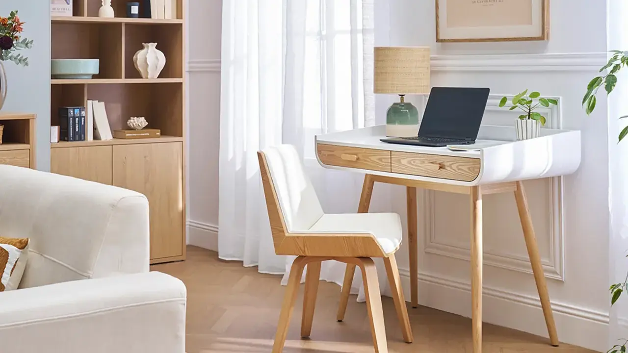 Un coin teletravail lumineux avec bureau blanc et bois, ordinateur portable, lampe et plante. Une étagère en bois et un canapé clair complètent l'espace.