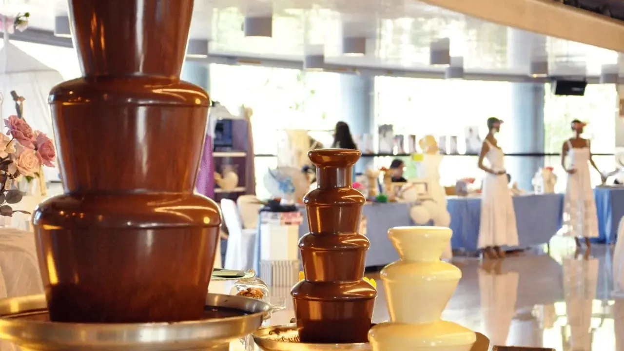 Fuente de chocolate lista para una fiesta. La receta perfecta para un evento dulce.