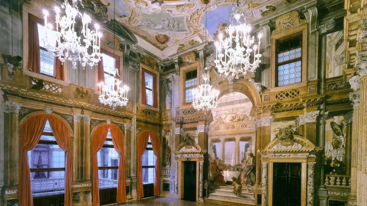 Intérieur somptueux d'un palais labia, avec lustres en cristal, fresques au plafond et tentures de velours rouge.