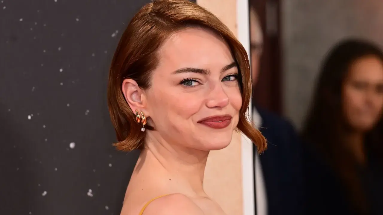 Emma Stone luce unos elegantes peinados pelo corto, con un corte bob asimétrico y un tono cobrizo vibrante.