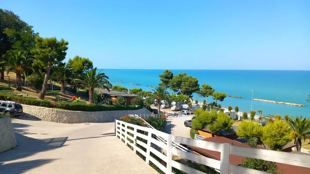 Villaggio Riva Verde, Marche: un paradiso con mare azzurro e verde rigoglioso. Le recensioni confermano la bellezza del luogo.
