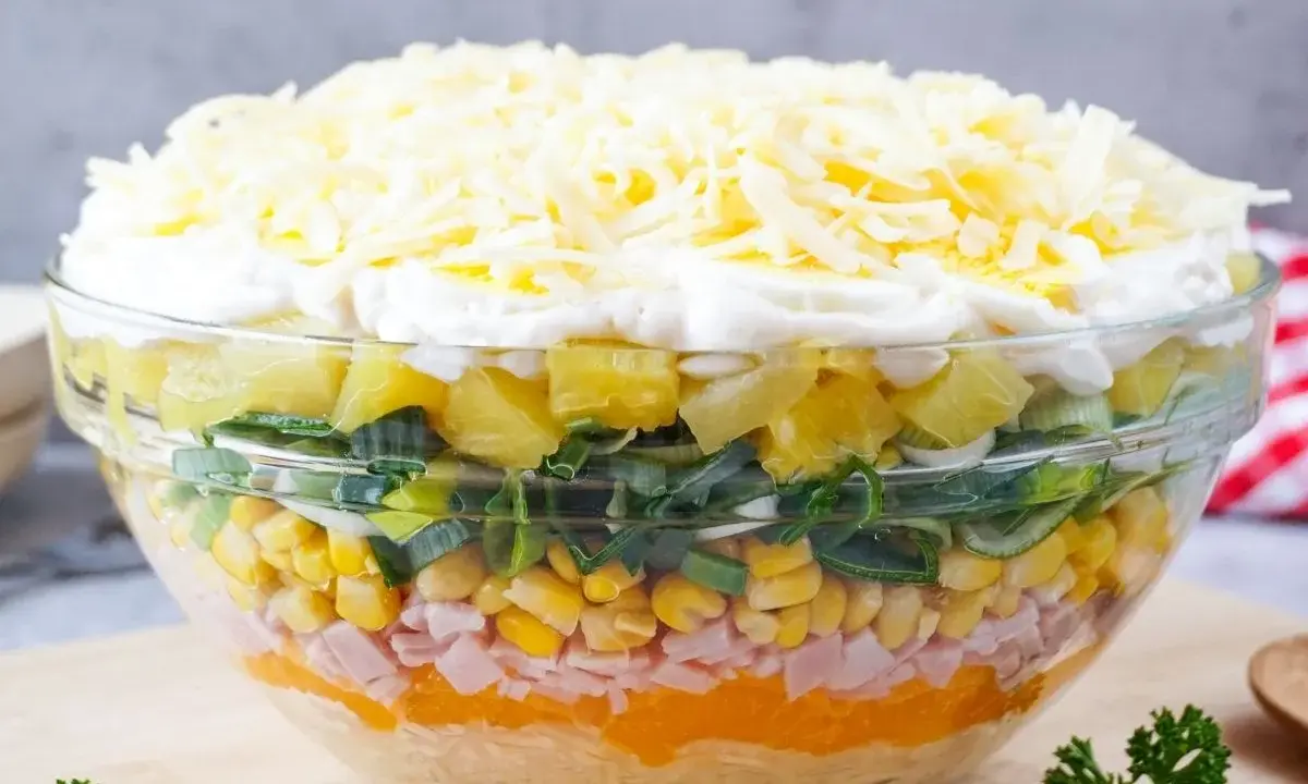 Schichtsalat Rezept: Bunter Schichtsalat in Glas, mit Schinken, Mais, Lauch, Ananas, Ei und Käse.