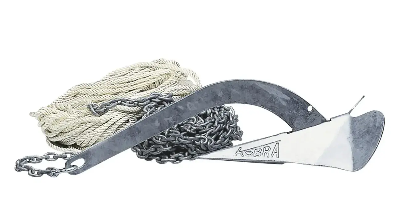 Ancre à jas ancienne, avec chaîne et cordage blanc. Le nom "KOBRA" est gravé sur l'ancre.