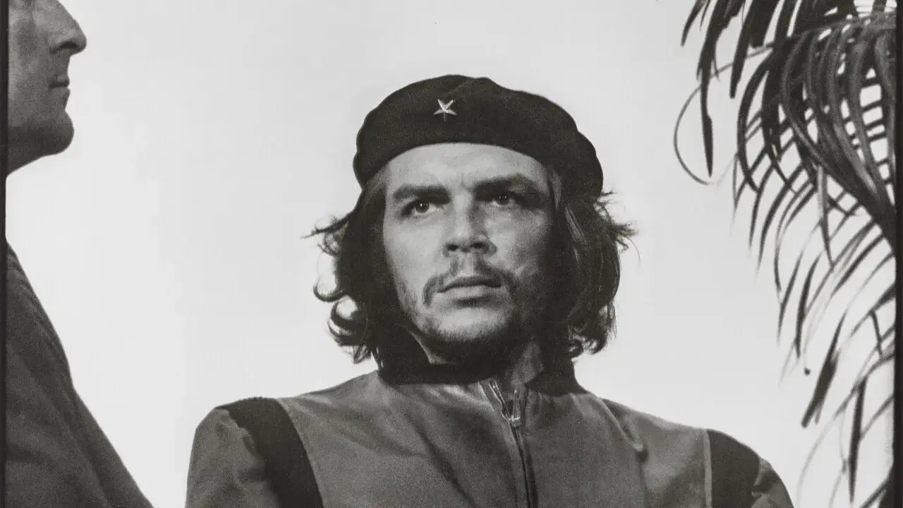 Ritratto iconico di Che Guevara, la foto più famosa del mondo, con un berretto e uno sguardo intenso.
